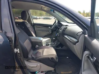 2012 Kia Sorento LX z VIN 5XYKT3A62CG268017, wystawiony jako IAAI lot #42219961 z przebiegiem 113 475 mil mil oraz . Historia ofert i sprzedaży dostępna na DreamBid. Obrazek 5.