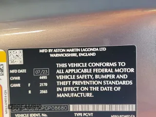 2023 Aston Martin Vantage z VIN SCFSMGBW0PGP08680, wystawiony jako Copart lot #49828114 z przebiegiem Nie podano mil oraz . Historia ofert i sprzedaży dostępna na DreamBid. Obrazek 13.