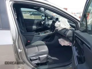 2024 Toyota bZ4X XLE z VIN JTMAAAAA9RA051518, wystawiony jako IAAI lot #42258363 z przebiegiem 2 866 mil mil oraz . Historia ofert i sprzedaży dostępna na DreamBid. Obrazek 5.