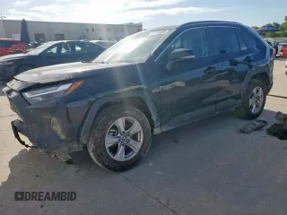 2022 Toyota RAV4 XLE z VIN 2T3W1RFV2NW202940, wystawiony jako Copart lot #57310655 z przebiegiem 79 911 mil mil oraz Szkoda całkowita • Salvage title. Historia ofert i sprzedaży dostępna na DreamBid. Obrazek 1.