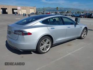 2014 Tesla Model S 60 z VIN 5YJSA1H17EFP43546, wystawiony jako IAAI lot #41896443 z przebiegiem Nie podano mil oraz . Historia ofert i sprzedaży dostępna na DreamBid. Obrazek 4.