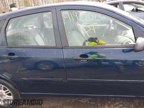 2004 Ford Focus ZX5 z VIN 3FAFP37334R120359, wystawiony jako IAAI lot #41922026 z przebiegiem 115 789 mil mil oraz . Historia ofert i sprzedaży dostępna na DreamBid. Obrazek 13.