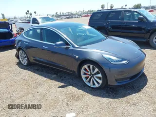 2018 Tesla Model 3 Long Range Battery z VIN 5YJ3E1EB8JF105886, wystawiony jako IAAI lot #42268190 z przebiegiem 80 917 mil mil oraz . Historia ofert i sprzedaży dostępna na DreamBid. Obrazek 1.