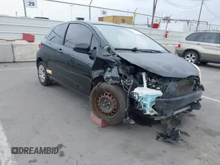 2012 Toyota Yaris L z VIN JTDJTUD38CD501660, wystawiony jako IAAI lot #42408848 z przebiegiem 204 514 mil mil oraz . Historia ofert i sprzedaży dostępna na DreamBid. Obrazek 1.