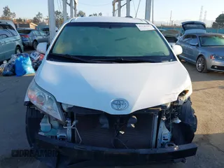 2014 Toyota Sienna LE AAS z VIN 5TDKK3DC9ES460142, wystawiony jako IAAI lot #42140187 z przebiegiem 150 616 mil mil oraz . Historia ofert i sprzedaży dostępna na DreamBid. Obrazek 13.