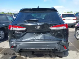2022 Toyota Corolla Cross LE z VIN 7MUCAAAG8NV037030, wystawiony jako IAAI lot #42014483 z przebiegiem 39 146 mil mil oraz . Historia ofert i sprzedaży dostępna na DreamBid. Obrazek 16.