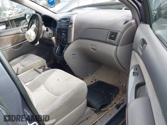 2006 Toyota Sienna CE z VIN 5TDZA23C06S547703, wystawiony jako IAAI lot #41973392 z przebiegiem 235 995 mil mil oraz . Historia ofert i sprzedaży dostępna na DreamBid. Obrazek 5.