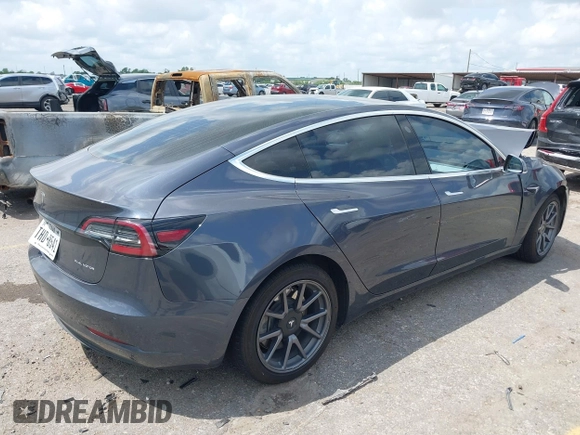 2020 Tesla Model 3 Long Range z VIN 5YJ3E1EB5LF801592, wystawiony jako IAAI lot #42096859 z przebiegiem 68 002 mil mil oraz . Historia ofert i sprzedaży dostępna na DreamBid. Obrazek 4.