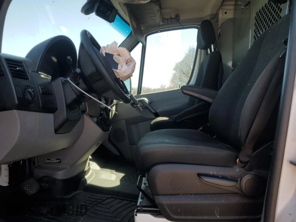2016 Mercedes-Benz Sprinter Cargo with VIN WD3PE7DD2GP322396, listed as a Copart auction lot 49437965 with 189,127 mi miles and Salvage Title. Bid and sale history available at carsss.com. Image 7.