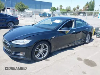 2013 Tesla Model S Performance z VIN 5YJSA1CP6DFP08779, wystawiony jako IAAI lot #42172960 z przebiegiem 136 450 mil mil oraz . Historia ofert i sprzedaży dostępna na DreamBid. Obrazek 17.