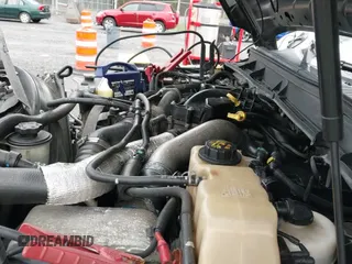 2013 Ford F-250 XL z VIN 1FT7W2BT7DEA80180, wystawiony jako IAAI lot #43305167 z przebiegiem 187 831 mil mil oraz . Historia ofert i sprzedaży dostępna na DreamBid. Obrazek 24.