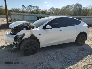 2025 Tesla Model Y Long Range with VIN 7SAYGDED3SA339079, listed as a Copart auction lot 82041424 with 1,793 mi miles and Salvage Title. Bid and sale history available at DreamBid. Image 1.