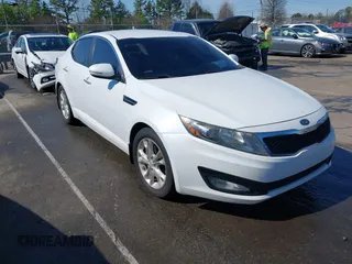 2012 Kia Optima EX z VIN 5XXGN4A7XCG006555, wystawiony jako IAAI lot #41877417 z przebiegiem 153 558 mil mil oraz . Historia ofert i sprzedaży dostępna na DreamBid. Obrazek 1.