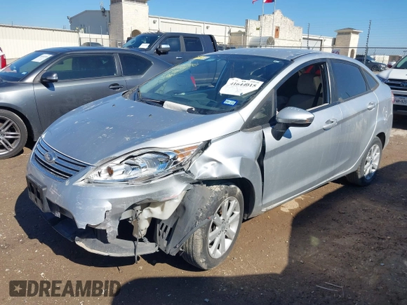 2013 Ford Fiesta SE z VIN 3FADP4BJ0DM204414, wystawiony jako IAAI lot #41644015 z przebiegiem 110 977 mil mil oraz . Historia ofert i sprzedaży dostępna na DreamBid. Obrazek 2.
