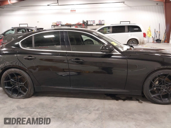 2017 Alfa Romeo Giulia Ti z VIN ZARFAECN7H7554902, wystawiony jako IAAI lot #41599442 z przebiegiem 84 045 mil mil oraz . Historia ofert i sprzedaży dostępna na DreamBid. Obrazek 13.