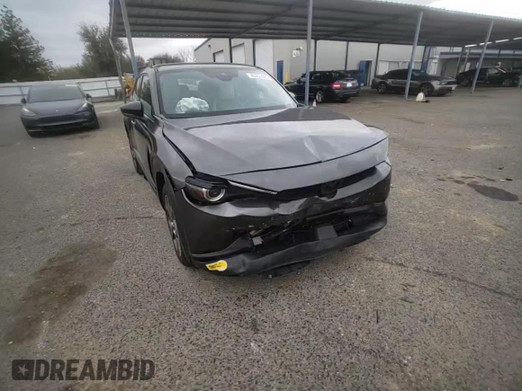 2022 Mazda MX-30 Premium Plus z VIN JM1DRADB4N0100893, wystawiony jako Copart lot #46955985 z przebiegiem 25 705 mil mil oraz Szkody całkowita. Historia ofert i sprzedaży dostępna na DreamBid. Obrazek 10.
