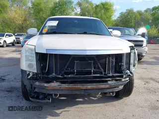 2010 Cadillac Escalade Luxury z VIN 1GYUKBEF6AR122941, wystawiony jako IAAI lot #42081463 z przebiegiem 172 876 mil mil oraz . Historia ofert i sprzedaży dostępna na DreamBid. Obrazek 13.