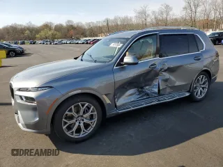 2025 BMW X7 xDrive40i z VIN 5UX23EM09S9Z52371, wystawiony jako Copart lot #52555115 z przebiegiem 2043 mil mil oraz Tytuł czysty. Historia ofert i sprzedaży dostępna na DreamBid. Obrazek 1.