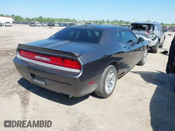2013 Dodge Challenger SXT z VIN 2C3CDYAG9DH724917, wystawiony jako IAAI lot #41985775 z przebiegiem 123 565 mil mil oraz . Historia ofert i sprzedaży dostępna na DreamBid. Obrazek 4.