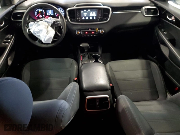 2019 Kia Sorento LX z VIN 5XYPG4A58KG580316, wystawiony jako Copart lot #58495505 z przebiegiem 111 711 mil mil oraz Czysty tytuł • Clean title. Historia ofert i sprzedaży dostępna na DreamBid. Obrazek 8.