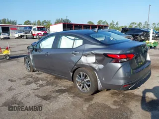 2022 Nissan Versa SV z VIN 3N1CN8EV0NL863749, wystawiony jako IAAI lot #42182063 z przebiegiem 11 718 mil mil oraz . Historia ofert i sprzedaży dostępna na DreamBid. Obrazek 3.