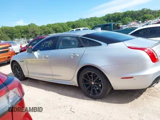 2016 Jaguar XJ R-Sport z VIN SAJWA1C7XG8W02813, wystawiony jako IAAI lot #42508758 z przebiegiem 102 919 mil mil oraz . Historia ofert i sprzedaży dostępna na DreamBid. Obrazek 14.