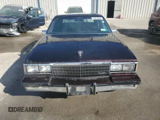 1985 Cadillac Fleetwood z VIN 1G6CB6984F4218496, wystawiony jako Copart lot #77674544 z przebiegiem 49 089 mil mil oraz Tytuł czysty. Historia ofert i sprzedaży dostępna na DreamBid. Obrazek 5.