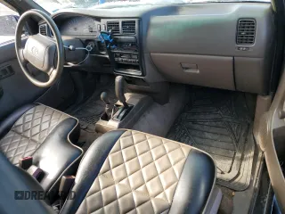 1996 Toyota Tacoma z VIN 4TAWM72N8TZ183580, wystawiony jako Copart lot #42058255 z przebiegiem 271 645 mil mil oraz Szkoda całkowita • Salvage title. Historia ofert i sprzedaży dostępna na DreamBid. Obrazek 8.