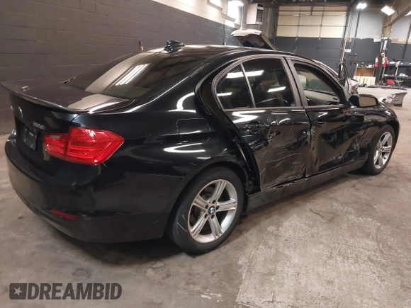 2015 BMW 3 Series 328i xDrive с VIN WBA3B5G55FNS13718, выставлен на аукционе IAAI как лот 42264153 с пробегом 180 428 миль миль и . История ставок и продаж доступна на DreamBid. Изображение 4.