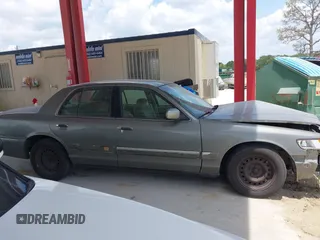 2001 Mercury Grand Marquis GS z VIN 2MEFM74W41X702619, wystawiony jako IAAI lot #42323749 z przebiegiem 124 748 mil mil oraz . Historia ofert i sprzedaży dostępna na DreamBid. Obrazek 14.
