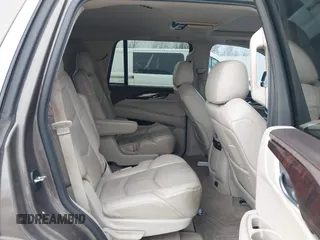 2015 Cadillac Escalade Luxury z VIN 1GYS3MKJ9FR725818, wystawiony jako IAAI lot #41596731 z przebiegiem 224 246 mil mil oraz . Historia ofert i sprzedaży dostępna na DreamBid. Obrazek 8.