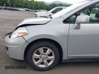 2012 Nissan Versa S z VIN 3N1BC1CP3CK267230, wystawiony jako IAAI lot #42369856 z przebiegiem 200 971 mil mil oraz . Historia ofert i sprzedaży dostępna na DreamBid. Obrazek 13.