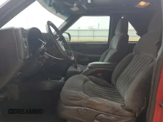 2001 Chevrolet Blazer LS z VIN 1GNCT18W71K247094, wystawiony jako Copart lot #53748065 z przebiegiem 145 695 mil mil oraz Szkoda całkowita • Salvage title. Historia ofert i sprzedaży dostępna na DreamBid. Obrazek 7.