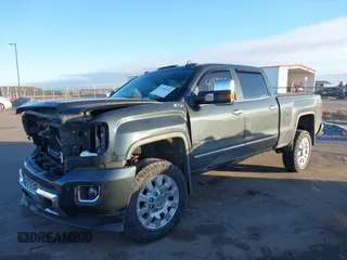 2017 GMC Sierra 2500HD Denali z VIN 1GT12UEG3HF132898, wystawiony jako IAAI lot #41442407 z przebiegiem 83 432 mil mil oraz . Historia ofert i sprzedaży dostępna na DreamBid. Obrazek 2.