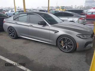 2021 BMW M5 z VIN WBS83CH07MCF43250, wystawiony jako IAAI lot #41567473 z przebiegiem 30 179 mil mil oraz . Historia ofert i sprzedaży dostępna na DreamBid. Obrazek 1.