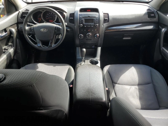 2012 Kia Sorento LX z VIN 5XYKT4A12CG253639, wystawiony jako Copart lot #47832195 z przebiegiem 269 418 mil mil oraz Szkoda całkowita • Salvage title. Historia ofert i sprzedaży dostępna na DreamBid. Obrazek 8.