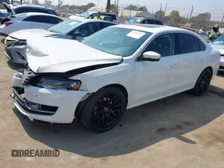 2014 Volkswagen Passat SE z VIN 1VWBN7A3XEC068708, wystawiony jako IAAI lot #42439517 z przebiegiem 144 563 mil mil oraz . Historia ofert i sprzedaży dostępna na DreamBid. Obrazek 2.
