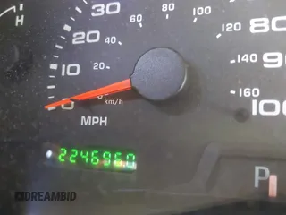 2002 Ford Excursion Limited z VIN 1FMNU43S32ED21966, wystawiony jako IAAI lot #41395015 z przebiegiem 224 696 mil mil oraz . Historia ofert i sprzedaży dostępna na DreamBid. Obrazek 15.