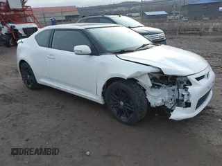 2011 Scion tC z VIN JTKJF5C75B3017346, wystawiony jako IAAI lot #41683984 z przebiegiem 109 342 mil mil oraz . Historia ofert i sprzedaży dostępna na DreamBid. Obrazek 1.