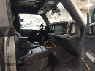 2023 Ford Bronco z VIN 1FMEE5DP2PLB55066, wystawiony jako IAAI lot #41981227 z przebiegiem 16 137 mil mil oraz . Historia ofert i sprzedaży dostępna na DreamBid. Obrazek 5.