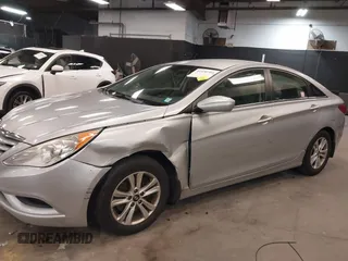 2013 Hyundai Sonata GLS z VIN 5NPEB4ACXDH620718, wystawiony jako IAAI lot #42450301 z przebiegiem 164 170 mil mil oraz . Historia ofert i sprzedaży dostępna na DreamBid. Obrazek 6.