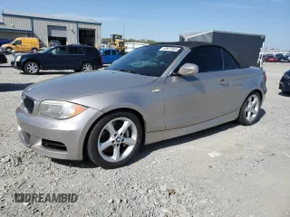 2013 BMW 1 Series 135i z VIN WBAUN7C59DVM28142, wystawiony jako Copart lot #49927655 z przebiegiem 78 933 mil mil oraz Szkoda całkowita • Salvage title. Historia ofert i sprzedaży dostępna na DreamBid. Obrazek 1.