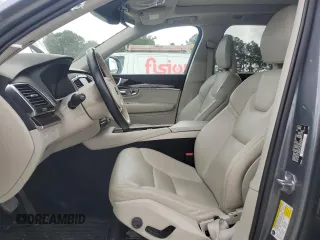2017 Volvo XC90 Momentum z VIN YV4A22PK5H1172433, wystawiony jako Copart lot #55645855 z przebiegiem 56 834 mil mil oraz Szkody całkowita. Historia ofert i sprzedaży dostępna na DreamBid. Obrazek 7.