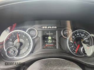 2022 Ram 1500 Big Horn z VIN 1C6RRFFG2NN326775, wystawiony jako IAAI lot #42480615 z przebiegiem 115 727 mil mil oraz . Historia ofert i sprzedaży dostępna na DreamBid. Obrazek 1.