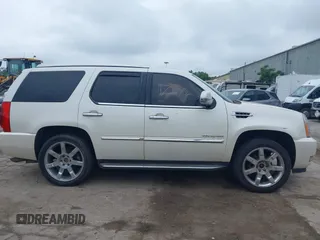 2012 Cadillac Escalade Luxury z VIN 1GYS4BEF4CR120481, wystawiony jako IAAI lot #42423588 z przebiegiem Nie podano mil oraz . Historia ofert i sprzedaży dostępna na DreamBid. Obrazek 13.
