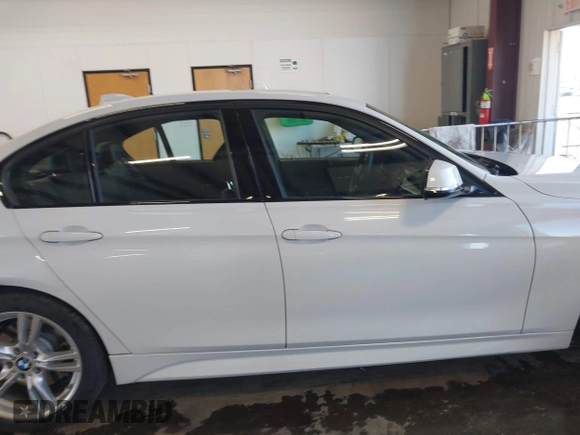 2015 BMW 3 Series 335i z VIN WBA3A9G58FNN73480, wystawiony jako IAAI lot #42116761 z przebiegiem 50 879 mil mil oraz . Historia ofert i sprzedaży dostępna na DreamBid. Obrazek 13.
