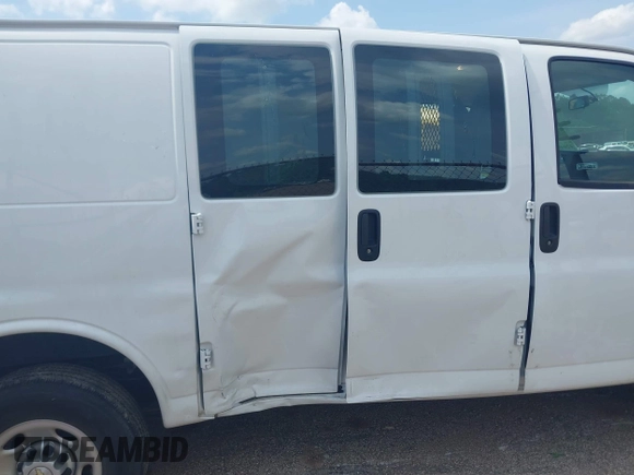 2023 Chevrolet Express Cargo z VIN 1GCWGAFP8P1259579, wystawiony jako IAAI lot #42040508 z przebiegiem 25 681 mil mil oraz . Historia ofert i sprzedaży dostępna na DreamBid. Obrazek 6.