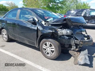 2012 Chevrolet Sonic LS z VIN 1G1JA5SH8C4185647, wystawiony jako IAAI lot #42209719 z przebiegiem 146 466 mil mil oraz . Historia ofert i sprzedaży dostępna na DreamBid. Obrazek 1.