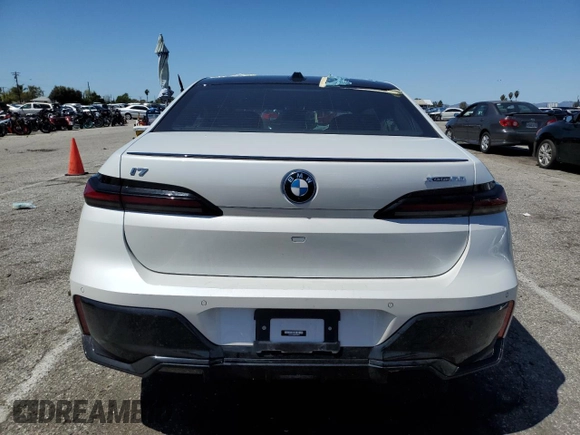 2023 BMW i7 xDrive60 z VIN WBY53EJ08PCN04974, wystawiony jako Copart lot #49995624 z przebiegiem Nie podano mil oraz . Historia ofert i sprzedaży dostępna na DreamBid. Obrazek 6.