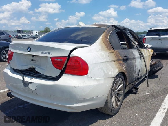 2011 BMW 3 Series 328i xDrive z VIN WBAPK5C56BA656503, wystawiony jako IAAI lot #42512351 z przebiegiem Nie podano mil oraz . Historia ofert i sprzedaży dostępna na DreamBid. Obrazek 4.